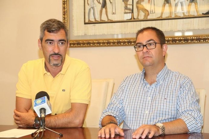 El alcalde de Benalmádena, Víctor Navas, y el edil de Movilidad, Javier Marín 