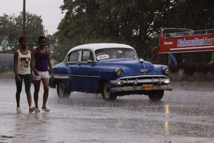 Coche típico de Cuba bajo la lluvia en La Habana