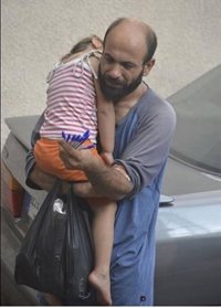 Más de 70.000 dólares para el refugiado sirio que vendía bolígrafos con su hija al cuello