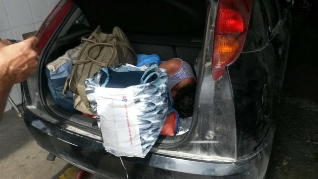 La joven, escondida en el maletero del vehículo