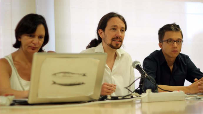 Carolina Bescansa, Pablo Iglesias e Íñigo Errejón