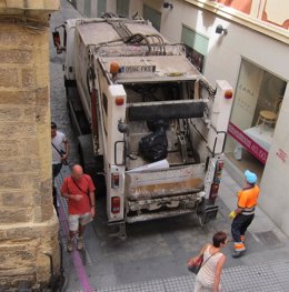 Camión de basuras de servicios mínimos en Cádiz