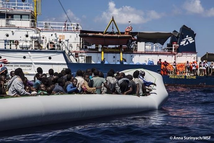 El Dignity I rescata a 128 inmigrantes en el Mediterráneo 