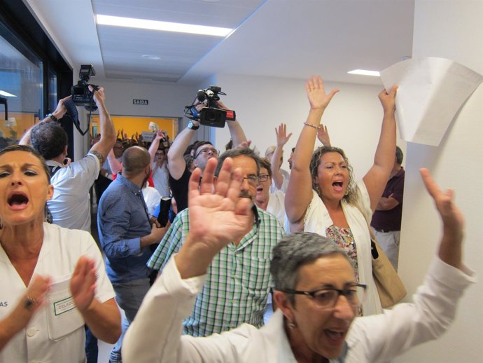 Protesta del personal y pacientes del Álvaro Cunqueiro contra Rocío Mosquera