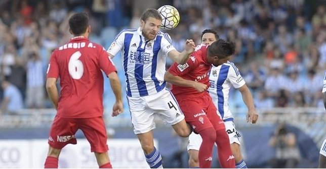 Asier Illarramendi disputa un balón contra el Sporting