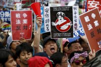 Una de las mayores manifestaciones en décadas reúne a más de 100.000 pacifistas en Tokio