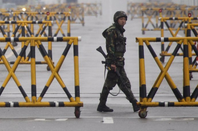 Un soldado surcoreano vigila la frontera cercana al enclave industrial de Kaeson