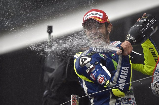 Valentino Rossi celebra su triunfo en Silverstone 