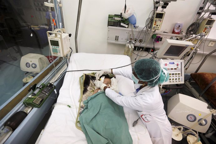 Enfermera trata a un niño en un hospital de Saná