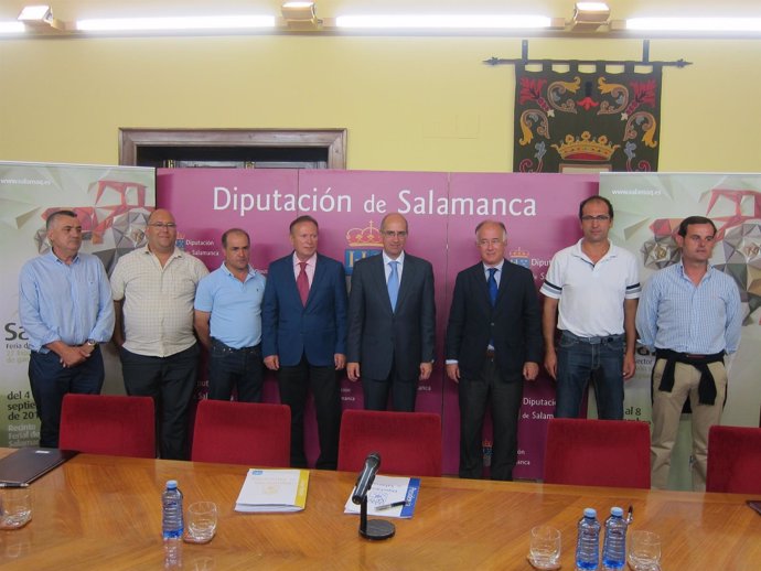 Acto de firma de convenio en la Diputación de Salamanca