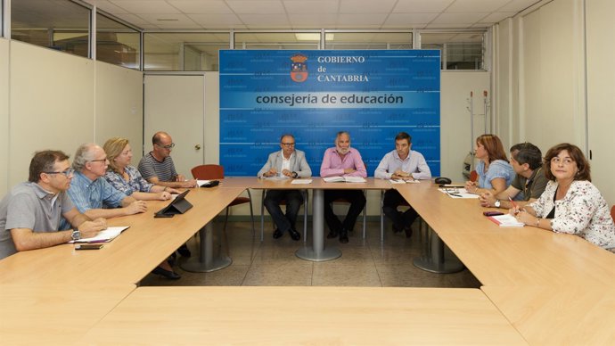 El consejero de Educación, Ramón Ruiz, con los sindicatos de la concertada