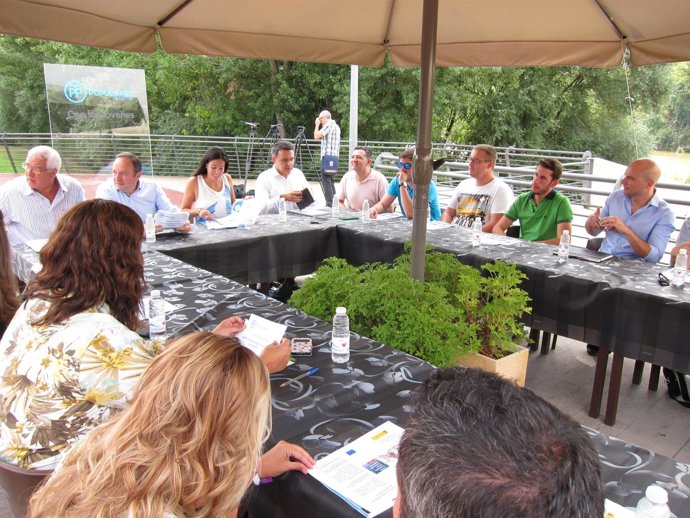 Reunión Sanz con jóvenes del PP