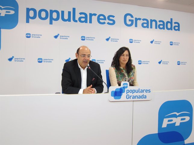 La secretaria del PP andaluz junto al presidente provincial.