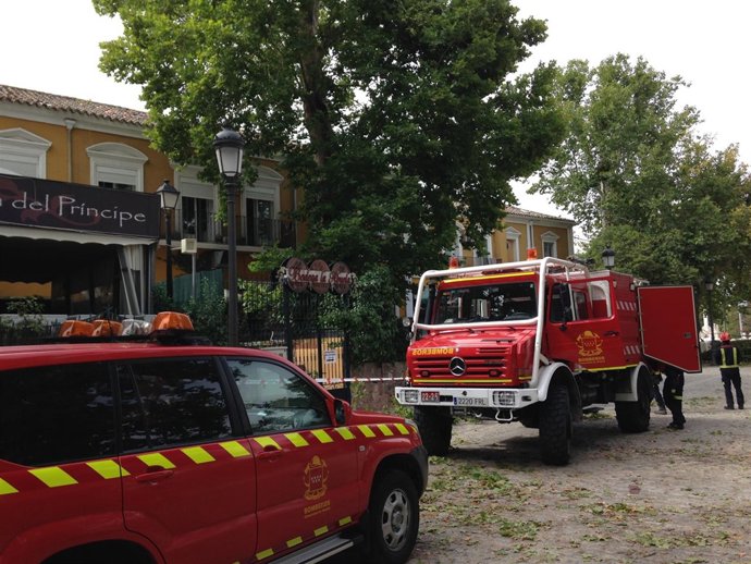 Bomberos de la Comunidad trabajando en Aranjuez tras la tormenta