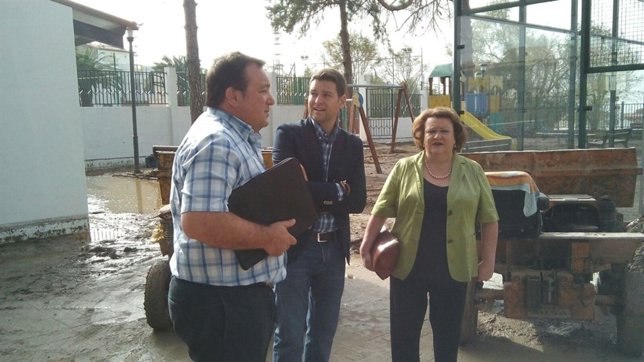 Ruiz (c) y Parra (d) visitan las zonas dañadas por la tormenta.