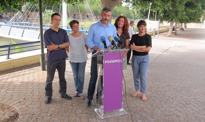 Rueda de prensa Podemos con Óscar Urralburu a la cabeza en El Malecón