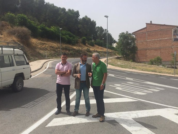 Valdivielso (c) visita una de las actuaciones realizadas para la mejora viaria.