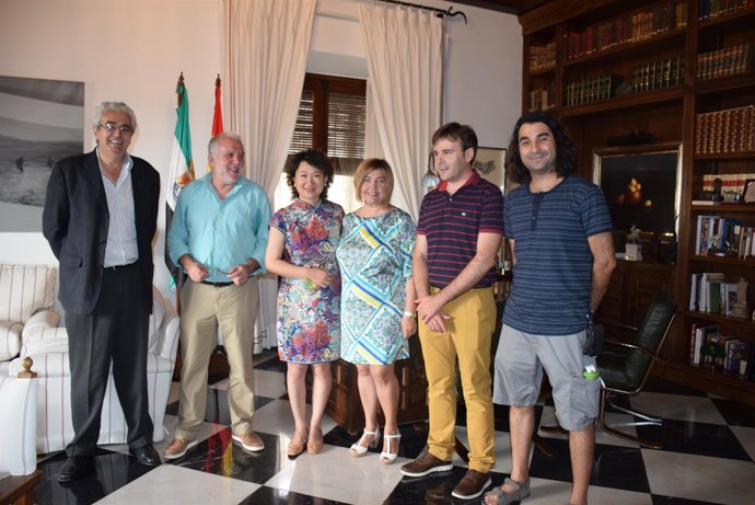 Visita de geóloga china a la Diputación de Cáceres