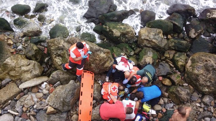 Tareas de rescate en una playa de Ceuta, donde un inmigrante ha muerto