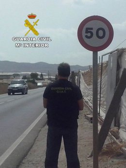 Un agente de Guardia Civil en una vía limitada a 50Km/h