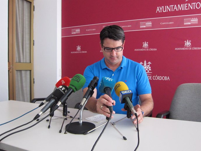 Pedro García se prepara para comenzar la rueda de prensa