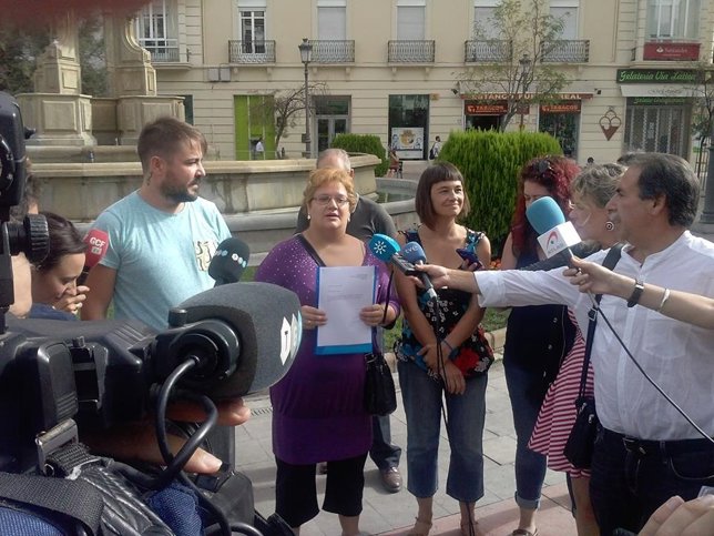 La madre afectada por los hechos los cuenta a los medios de comunicación.