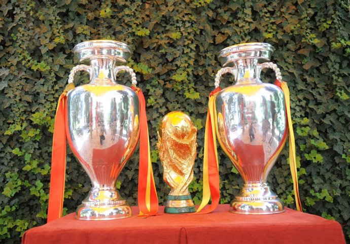 Las copas que se exhibirán en la Diputación