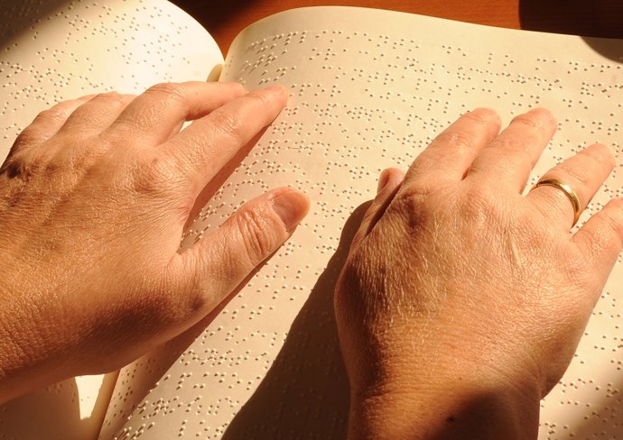 Detalle manos leyendo Braille