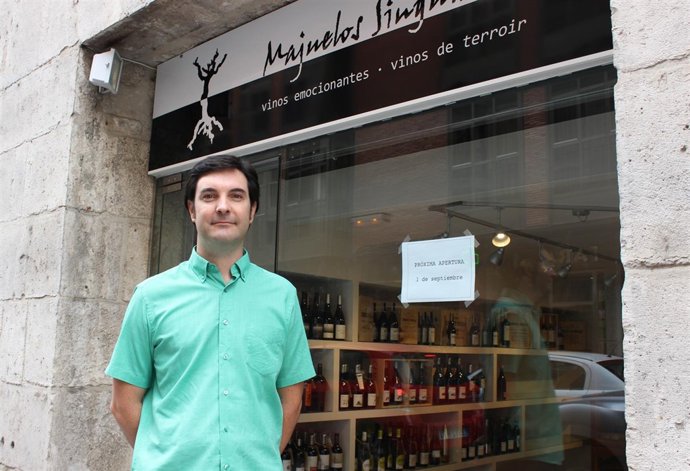 Julio Díez, ante el establecimiento 'Majuelos Singulares'.