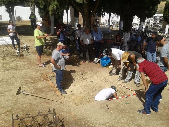 El inicio de los trabajos de localización en el cementerio de Guadalcázar