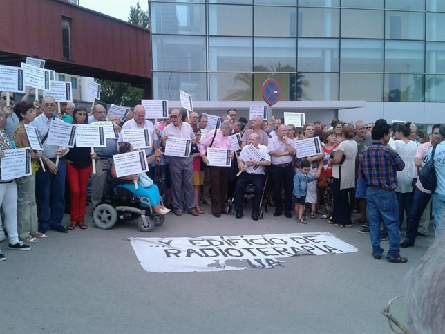 Vecinos de Jerez se manfiestan en el Hospital