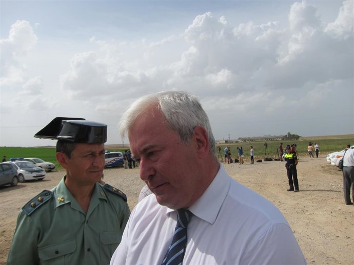 El delegado del Gobierno en Aragón en la zona de la explosión de la pirotécnica