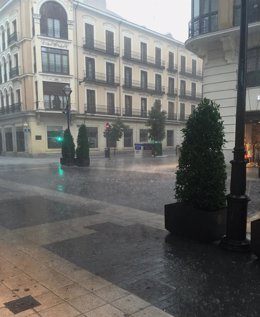 Imagen de la lluvia sobre la calle Santiago de Valladolid