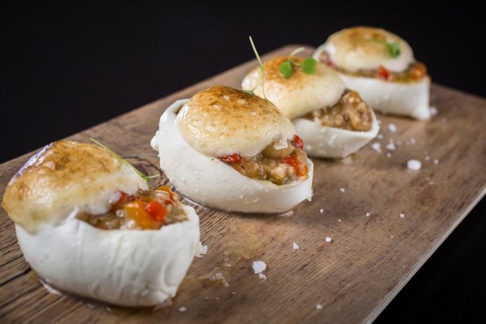 Mozzarella rellena de esgarraet gratinada con ajoaceite suave