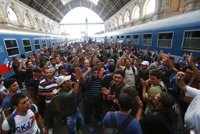 Hungría cierra la principal estación de tren de Budapest y deja varados a cientos de refugiados
