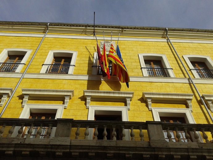 Banderas a media asta en el Ayuntamiento de Teruel