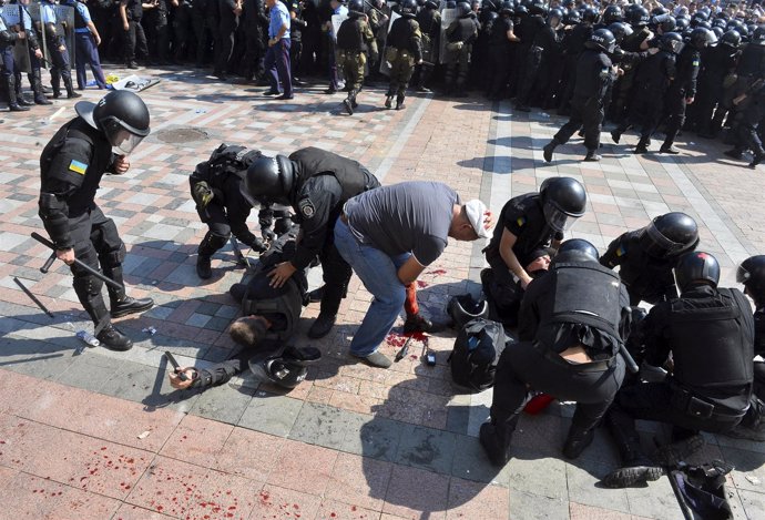 Agentes heridos durante protesta frente a Parlamento en Kiev