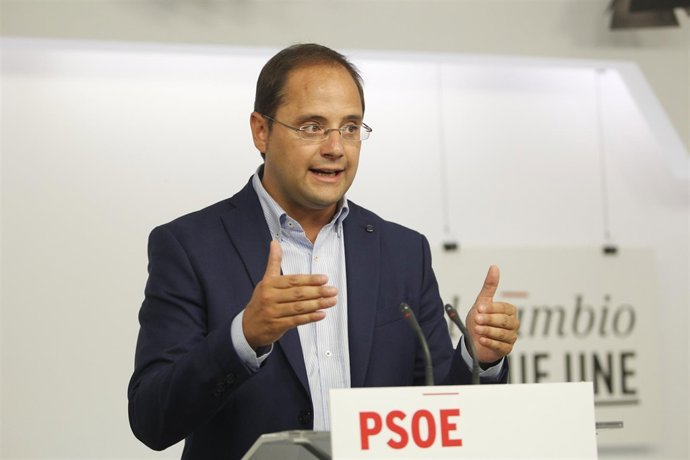 César Luena tras la reunión de la Comisión Permanente del PSOE