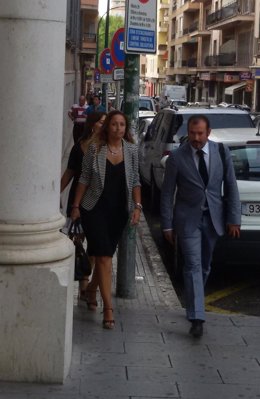 Aina Castillo a su llegada a los juzgados por Son Espases