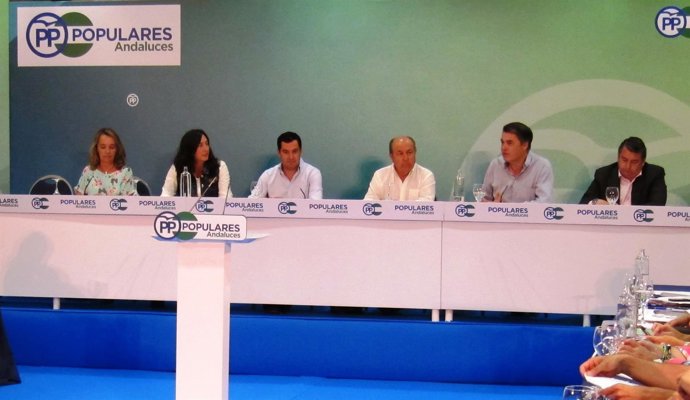 Juanma Moreno, en la reunión del Grupo Parlamentario en Granada