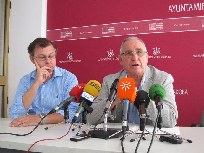 Vilches (dcha.) durante la rueda de prensa