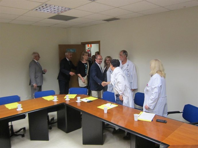 Lambán saluda al persona sanitario del Servet