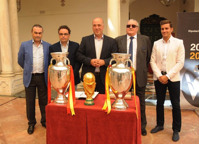 Ruiz (centro), junto al resto de autoridades, ante las copas