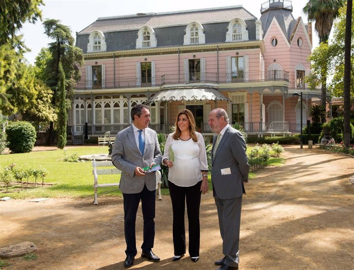 Susana Díaz, en los jardines de la Casa Rosa