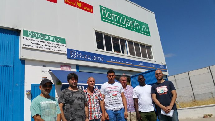 Los trabajadores 'plantados' ante la empresa.
