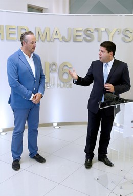 El ministro principal de Gibraltar, Fabián Picardo, con Juan Carlos Ruiz (PSOE)