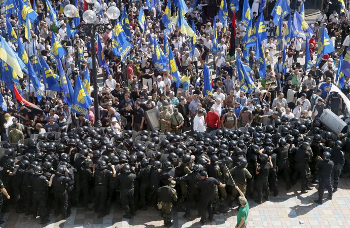 Manifestantes nacionalistas frente al Parlamento de Ucrania
