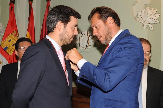 Óscar Puente, impone la insignia de concejal al 'popular' García Carvajal