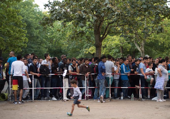 Inmigrantes a la espera de solicitar asilo en Berlín (Alemania)