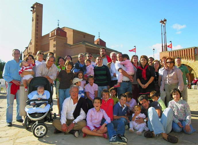 Numerosas familias participan en la Jornada de la Familia.